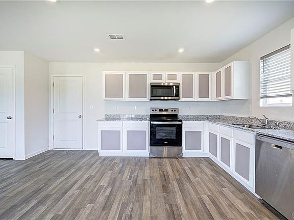5th image of 128 Oxford Ln