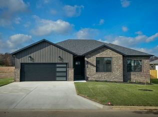 609 N Acacia Ave, Clever, MO 65631