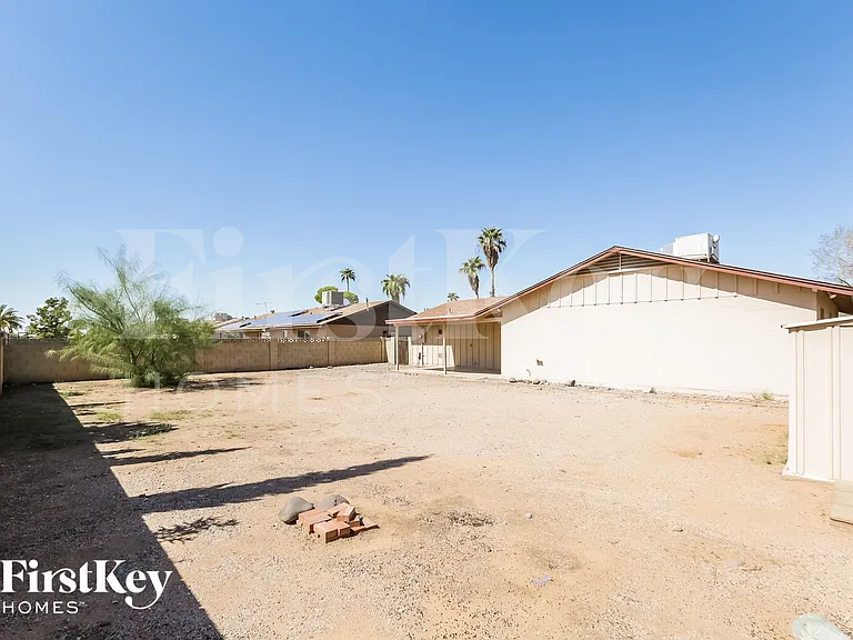 1633 W Charleston Ave — Photo 18