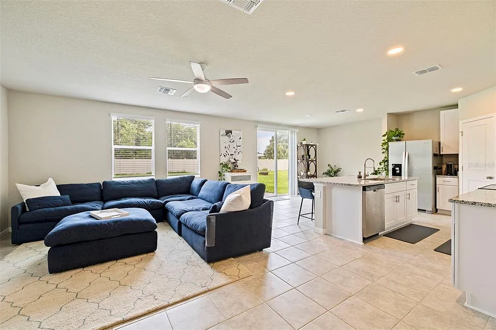 3 bed, 2.5 bath, 1968 sqft, $2,650 — Photo 2