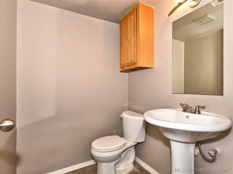 310 W K St — Photo 9