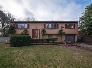 2 Oxford St, Islip, NY 11751