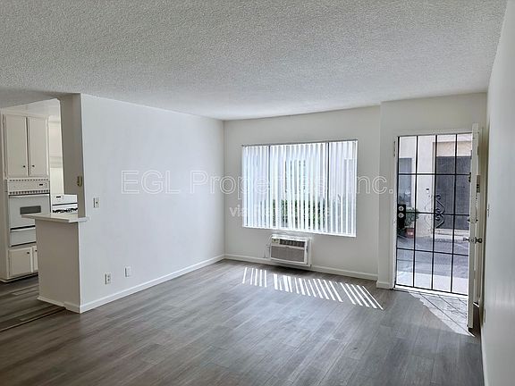 2nd image of 823 N Hudson Ave APT 3