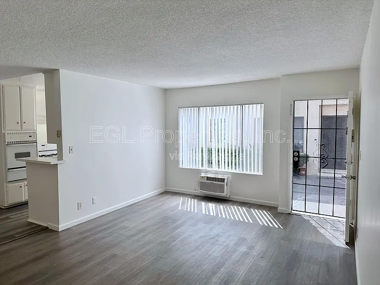 823 N Hudson Ave #3 — Photo 2