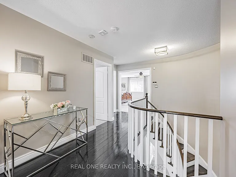 51 Hanson Cres — Photo 39