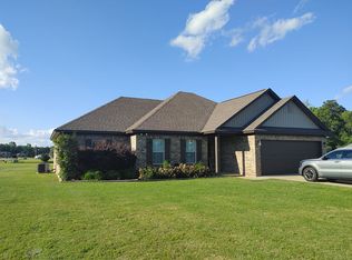 17 Marie Cir, Deatsville, AL 36022