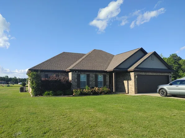 17 Marie Cir, Deatsville, AL 36022