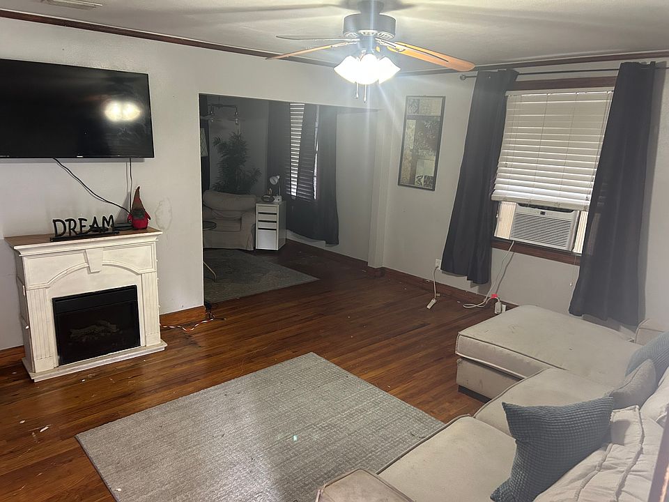 2nd image of 105 E 54th St