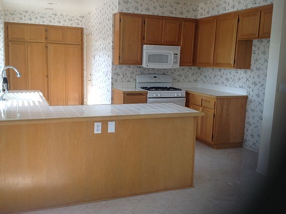 kitchen & brkfst nook area