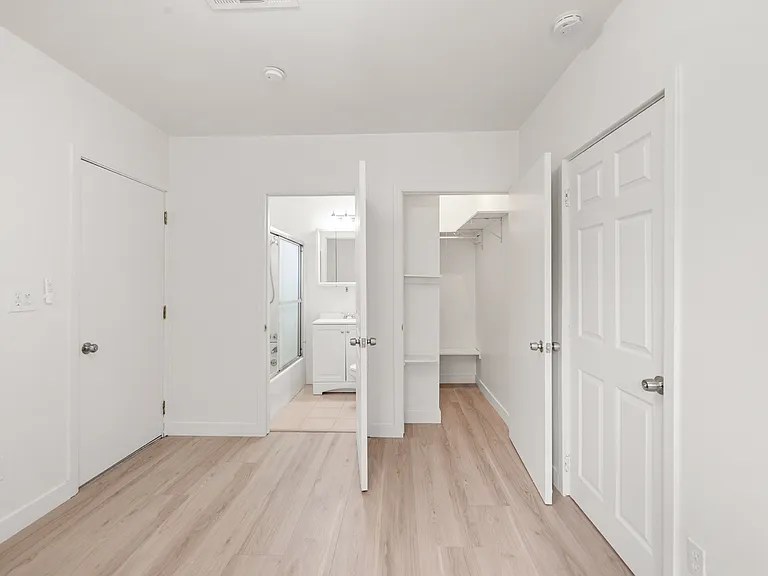 18418 Sylvan St — Photo 5