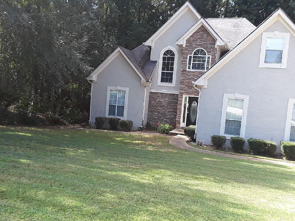 Huge Front Yard in Quiet neighborhood