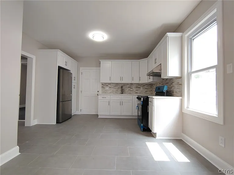 1539 Taylor Ave — Photo 6