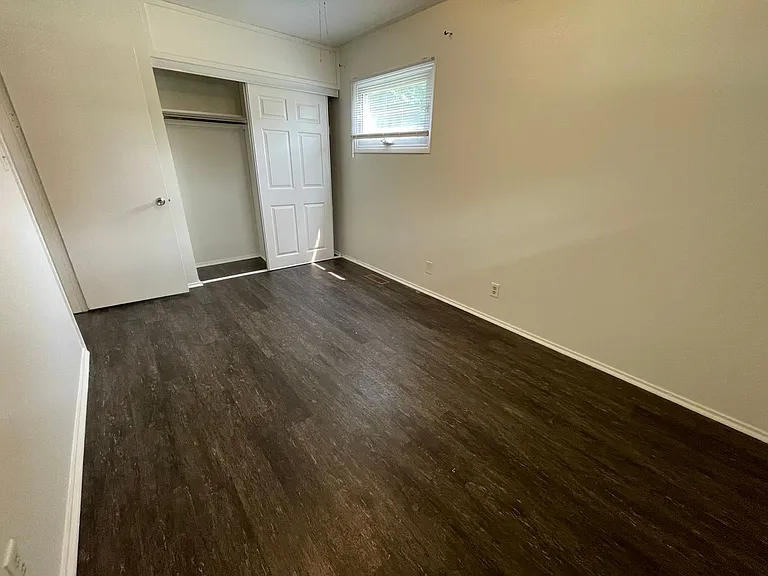 110 N Tyrone Dr — Photo 9
