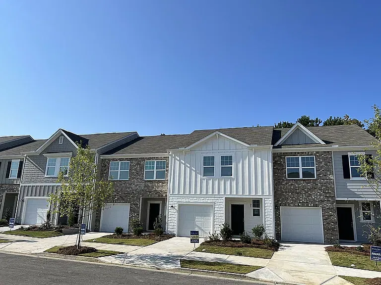 3 bed, 2.5 bath, 1750 sqft, $1,900 — Photo 2