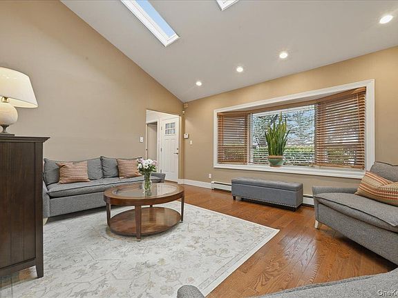 4th image of 1261 Meadowbrook Road