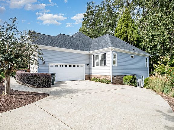 3rd image of 11 Kingswood Ln
