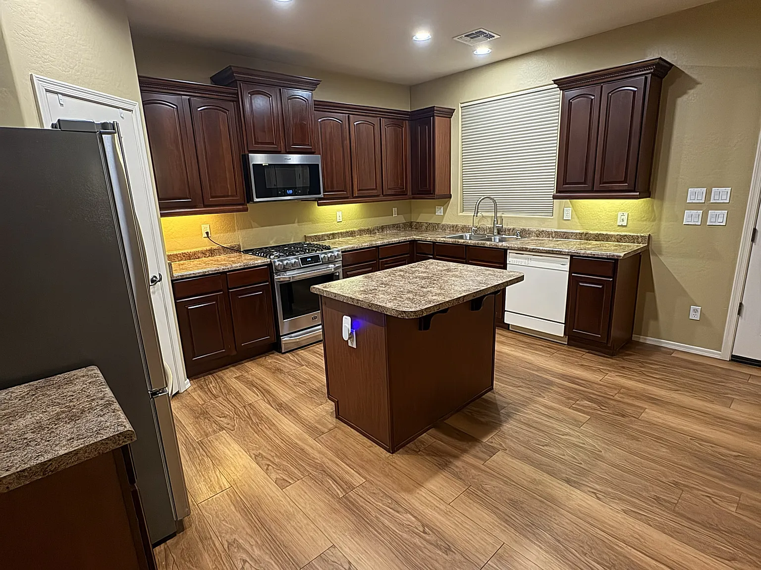 3 bed, 2.5 bath, 2507 sqft, $2,599 — Photo 4