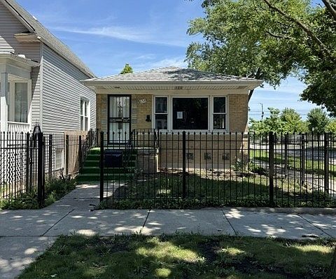 1st image of 658 E 87th Pl
