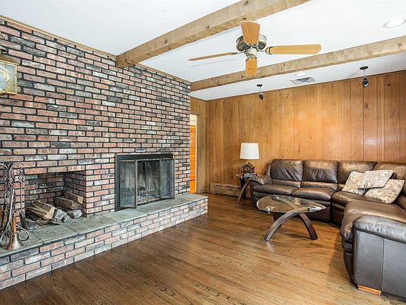 5th image of 16 Evergreen Ln