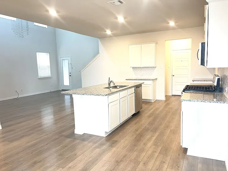 1601 Princeton Dr — Photo 3