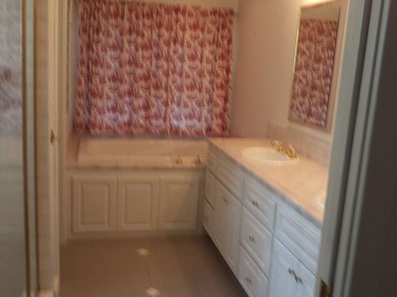 4th image of 2051 36th St