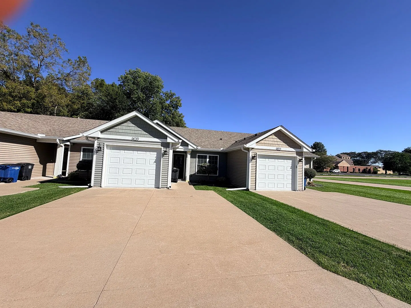 Charming 2-Bedroom Home with Garage in Convenient Moline Location — Photo 2