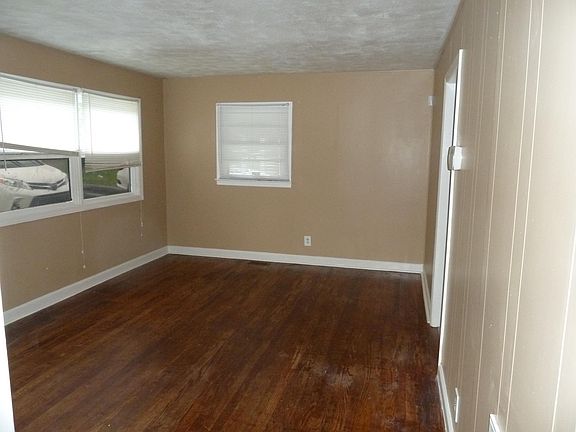 3rd image of 302 Arbutus Ave
