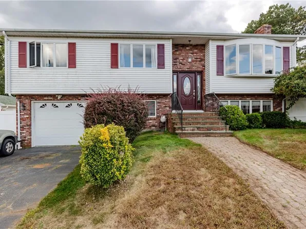 8 Chunga Dr, Cumberland, RI 02864