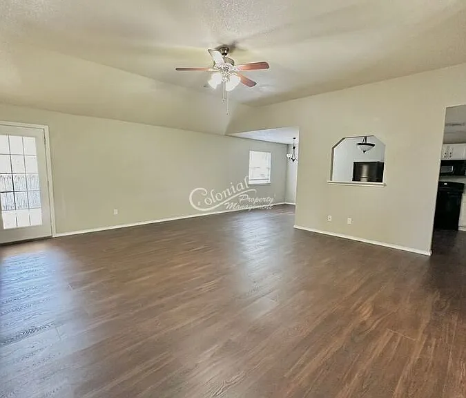 2315 Windy Cir — Photo 2