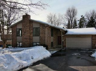 1395 Valleyview Rd, Chaska, MN 55318