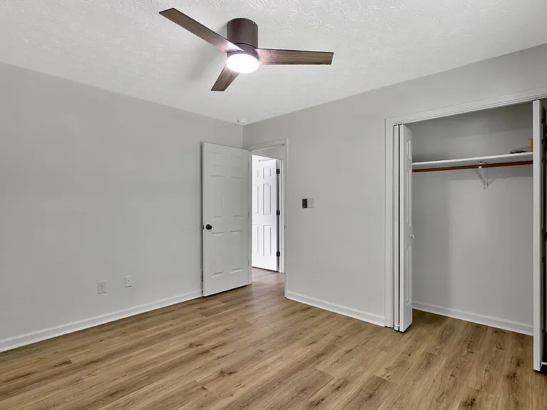 200 Meadowbrook Ct #B — Photo 23