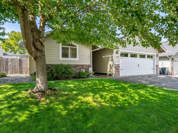 1282 Angler Ln, Grants Pass, OR 97527