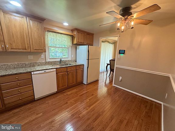 3rd image of 4007 Brewster Ln