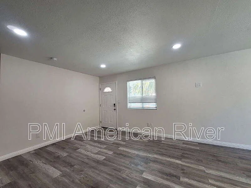 3 bed, 1.0 bath, 1035 sqft, $2,450 — Photo 3