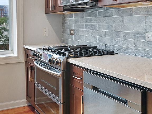 5th image of 8039 Elmwood St #401
