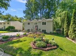 1136 Miller Rd, Lake Orion, MI 48362