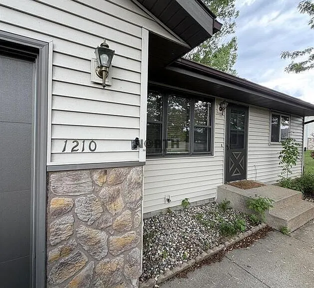 1210 Bridgeport Ln NW — Photo 1