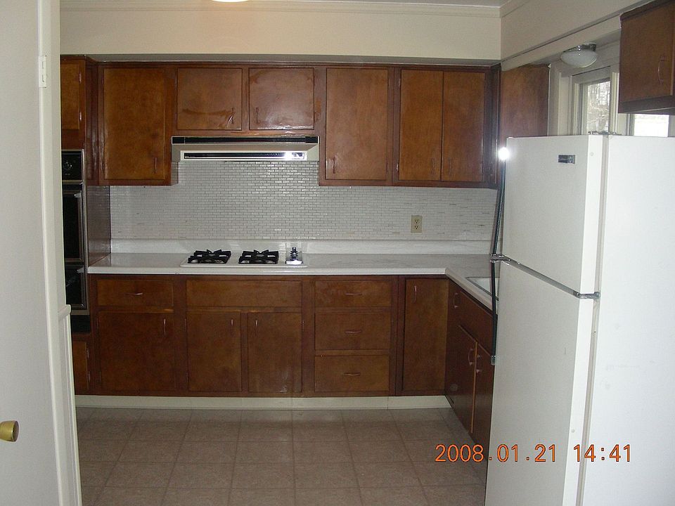 Spacious eat-in Kitchen, all appliances