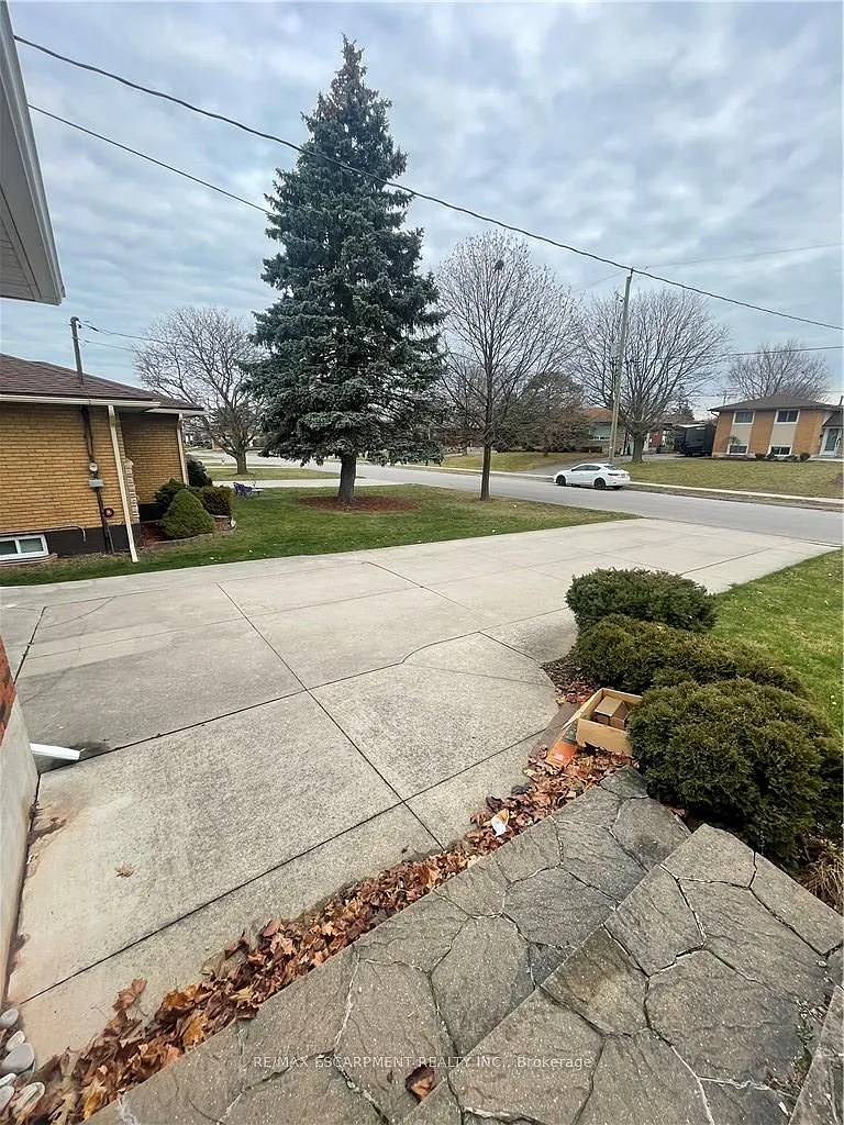 4 bed, $2,950 — Photo 2