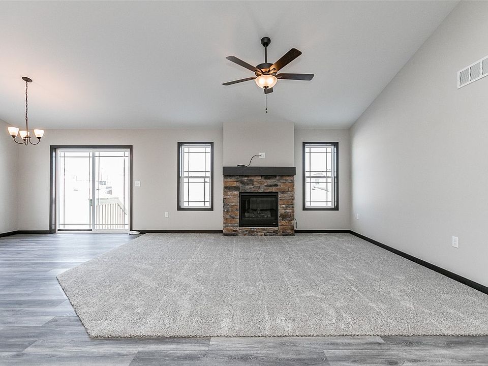 924 Crescent View Dr NE, Cedar Rapids, IA 52402 Zillow