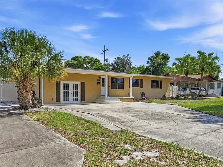 3707 Pelican Ln — Photo 1