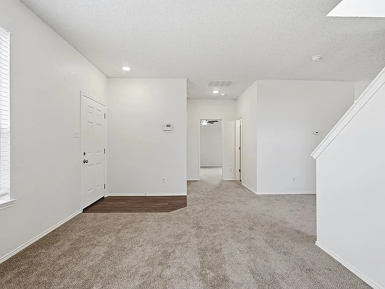 725 Parkford Ln — Photo 2