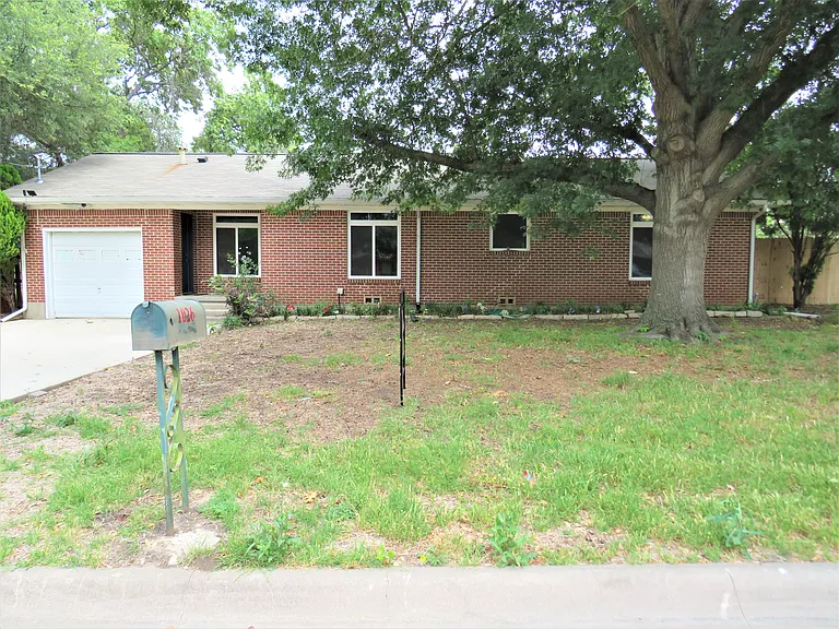 1026 Thomas St — Photo 1