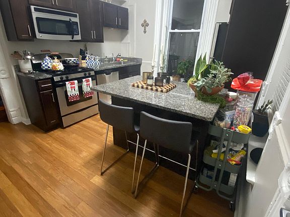 3rd image of 846 W Armitage Ave #2R