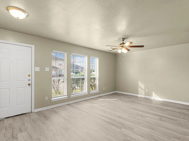 105 Green Isle Ave #120 — Photo 2
