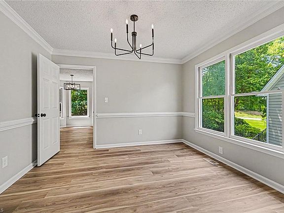 3rd image of 7 Creekstone Ct