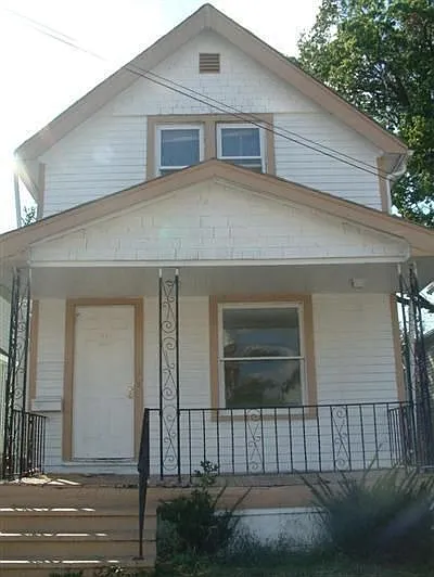 2046 W 105th St photo 1