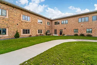 Sunset Place Apartments — Photo 48