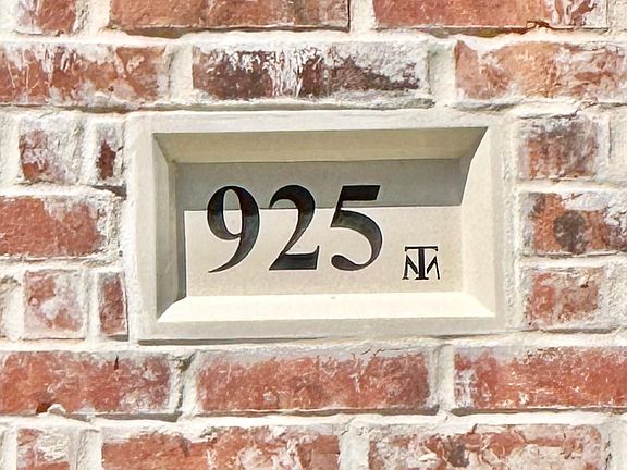 3rd image of 925 Baywood Dr