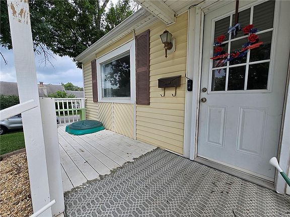 5th image of 403 E 6th St